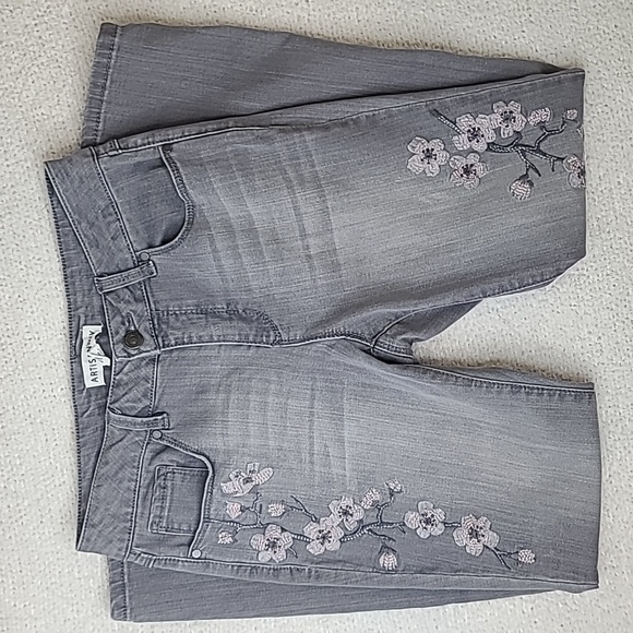 Artisan NY Embroidered Flower High-Rise Skinny Crop Ankle Jeans in Gray & Pink - Picture 8 of 17